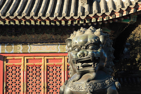 statue outside of the temple of heaven
