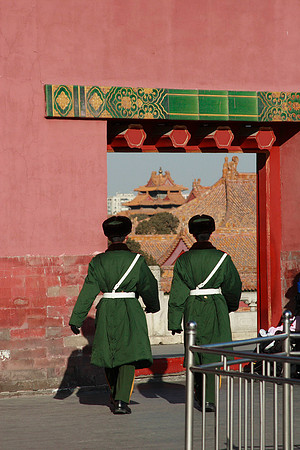 chinese police at the forbidden city