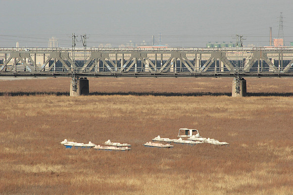 the yongding river has since dried up and now just abondoned boats in the riverbed remain